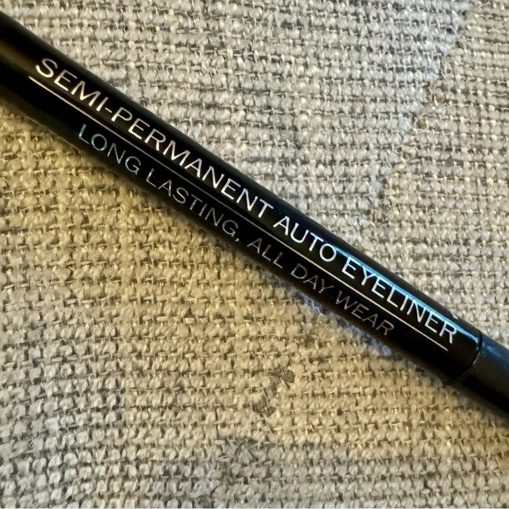 L.A. Girl Endless Semi-Permanent Auto Eyeliner - Charcoal